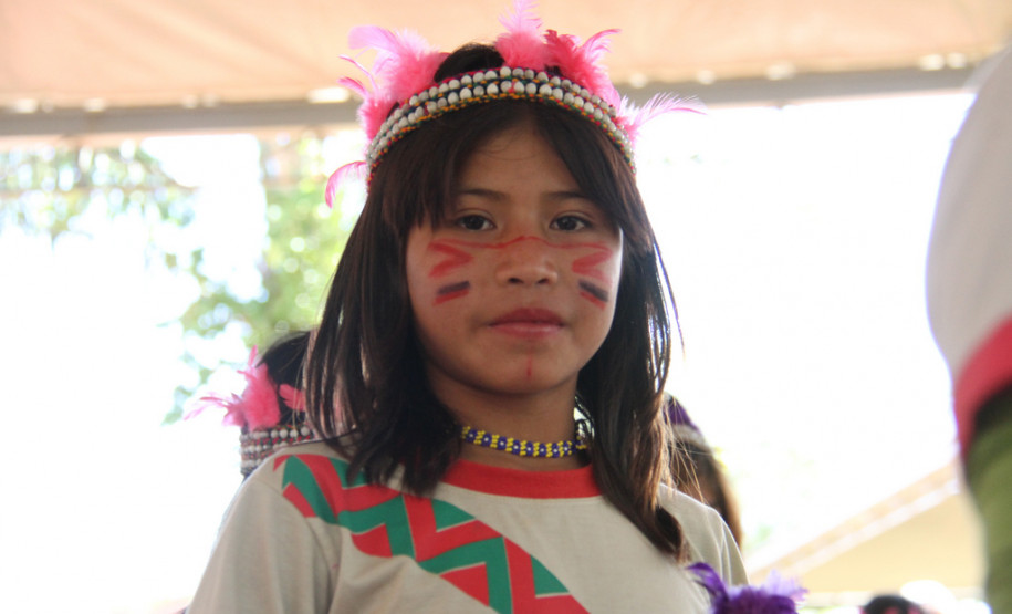 A escola indígena Teko Nemoingo, de São Miguel do Iguaçu, foi inaugurada nesta sexta-feira pelo vice-governador e começou a funcionar no início do ano letivo e atende a 360 estudantes da aldeia Guarani Tekoa Ocoy, com ensino médio, fundamental, cursos de línguas e contraturno.<br />
<br />
Veja mais fotos em: <a href=" http://www.flickr.com/photos/flavioarns/sets/72157633282643093/" target="_blank"> http://www.flickr.com/photos/flavioarns/</a>