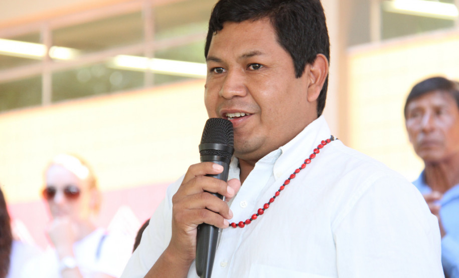 A escola indígena Teko Nemoingo, de São Miguel do Iguaçu, foi inaugurada nesta sexta-feira pelo vice-governador e começou a funcionar no início do ano letivo e atende a 360 estudantes da aldeia Guarani Tekoa Ocoy, com ensino médio, fundamental, cursos de línguas e contraturno.<br />
<br />
Veja mais fotos em: <a href=" http://www.flickr.com/photos/flavioarns/sets/72157633282643093/" target="_blank"> http://www.flickr.com/photos/flavioarns/</a>