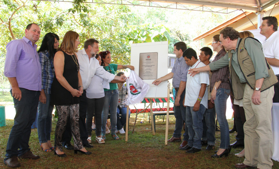 A escola indígena Teko Nemoingo, de São Miguel do Iguaçu, foi inaugurada nesta sexta-feira pelo vice-governador e começou a funcionar no início do ano letivo e atende a 360 estudantes da aldeia Guarani Tekoa Ocoy, com ensino médio, fundamental, cursos de línguas e contraturno.<br />
<br />
Veja mais fotos em: <a href=" http://www.flickr.com/photos/flavioarns/sets/72157633282643093/" target="_blank"> http://www.flickr.com/photos/flavioarns/</a>