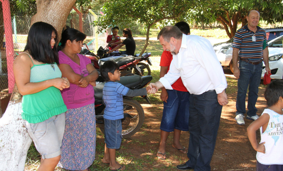 A escola indígena Teko Nemoingo, de São Miguel do Iguaçu, foi inaugurada nesta sexta-feira pelo vice-governador e começou a funcionar no início do ano letivo e atende a 360 estudantes da aldeia Guarani Tekoa Ocoy, com ensino médio, fundamental, cursos de línguas e contraturno.<br />
<br />
Veja mais fotos em: <a href=" http://www.flickr.com/photos/flavioarns/sets/72157633282643093/" target="_blank"> http://www.flickr.com/photos/flavioarns/</a>