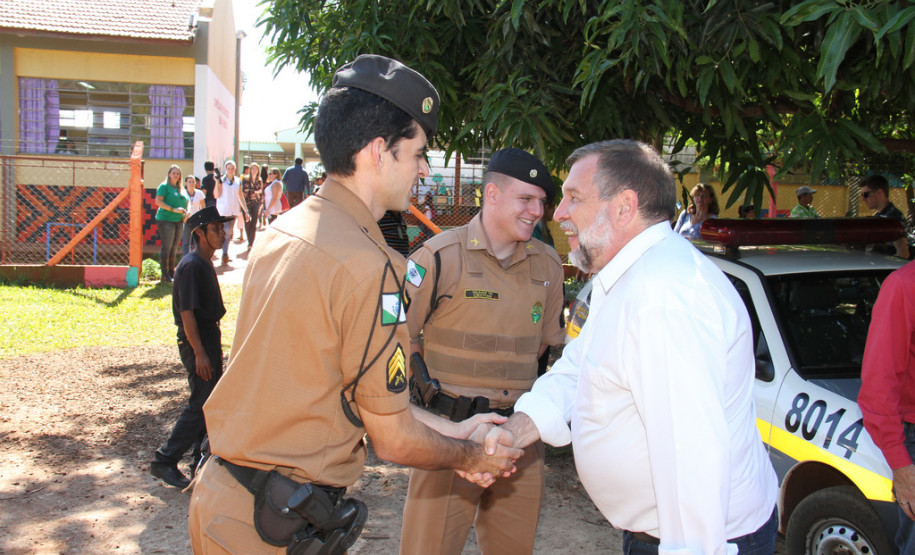 A escola indígena Teko Nemoingo, de São Miguel do Iguaçu, foi inaugurada nesta sexta-feira pelo vice-governador e começou a funcionar no início do ano letivo e atende a 360 estudantes da aldeia Guarani Tekoa Ocoy, com ensino médio, fundamental, cursos de línguas e contraturno.<br />
<br />
Veja mais fotos em: <a href=" http://www.flickr.com/photos/flavioarns/sets/72157633282643093/" target="_blank"> http://www.flickr.com/photos/flavioarns/</a>