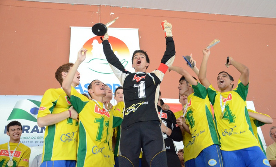 Etapa regional dos Jogos Escolares terá 22 mil alunos Jogos Escolares Bom de Bola. Quase 700 escolas vão participar da primeira fase regional dos Jogos Escolares do Paraná, que começa no dia 26 deste mês e vai até maio