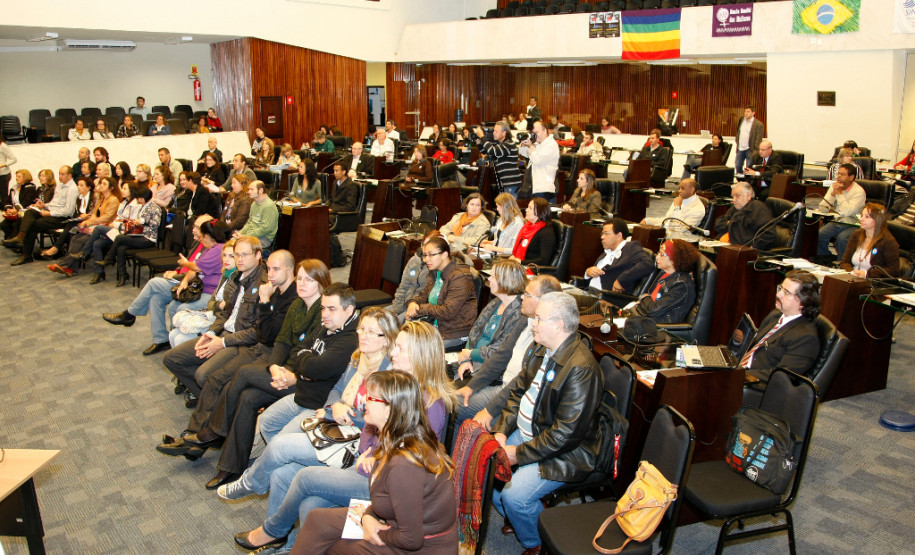 Curitiba - 23-04-13 - Reunião pública na Assembleia Legislativa do Paraná sobre o CONAE.