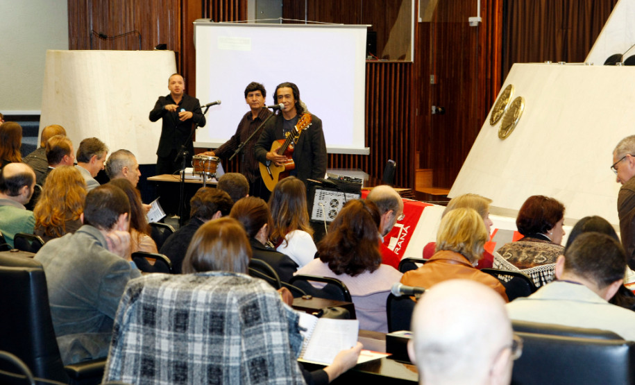 Curitiba - 23-04-13 - Reunião pública na Assembleia Legislativa do Paraná sobre o CONAE. Apresentação do grupo Viento Sur.