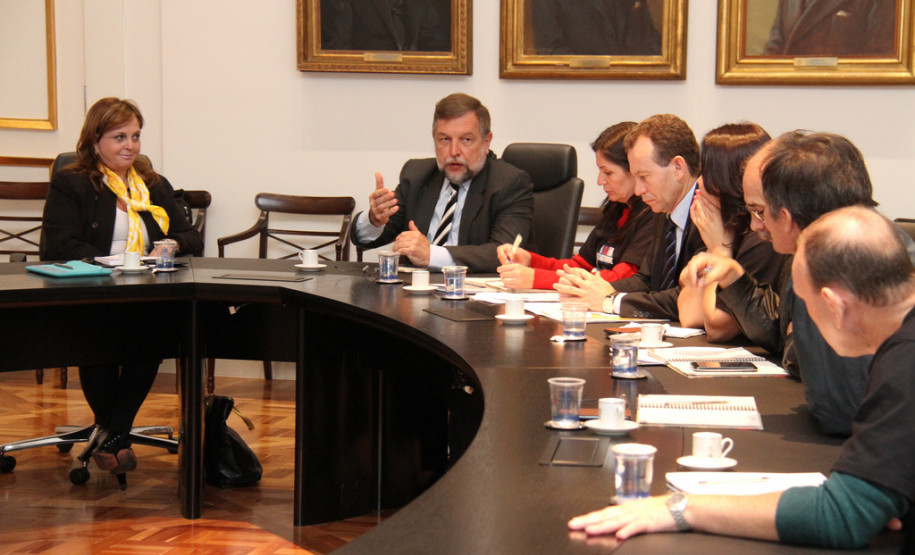 Governo e servidores vão criar novo plano de saúde do funcionalismo Grupo de trabalho formado pelo Governo do Paraná e o Fórum das Entidades Sindicais irá avançar na implantação de um novo modelo de plano de saúde para os funcionários estaduais. <br />
<br />
Veja mais fotos em: <a href=" http://www.flickr.com/photos/flavioarns/sets/72157633319770098/" target="_blank"> http://www.flickr.com/photos/flavioarns/</a>