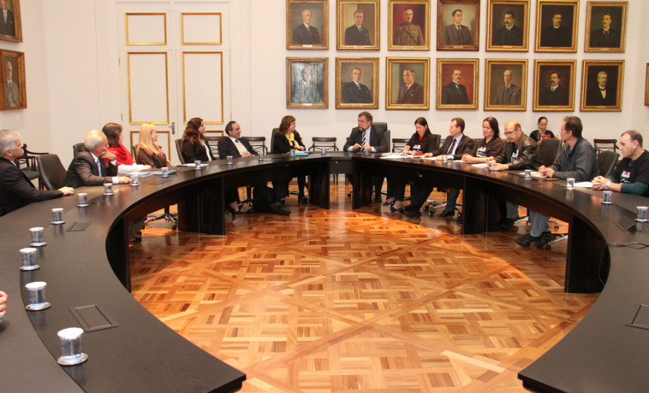 Governo e servidores vão criar novo plano de saúde do funcionalismo Grupo de trabalho formado pelo Governo do Paraná e o Fórum das Entidades Sindicais irá avançar na implantação de um novo modelo de plano de saúde para os funcionários estaduais. <br />
<br />
Veja mais fotos em: <a href=" http://www.flickr.com/photos/flavioarns/sets/72157633319770098/" target="_blank"> http://www.flickr.com/photos/flavioarns/</a>