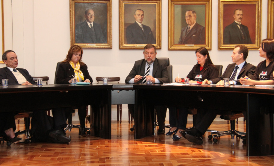 Governo e servidores vão criar novo plano de saúde do funcionalismo Grupo de trabalho formado pelo Governo do Paraná e o Fórum das Entidades Sindicais irá avançar na implantação de um novo modelo de plano de saúde para os funcionários estaduais. <br />
<br />
Veja mais fotos em: <a href=" http://www.flickr.com/photos/flavioarns/sets/72157633319770098/" target="_blank"> http://www.flickr.com/photos/flavioarns/</a>