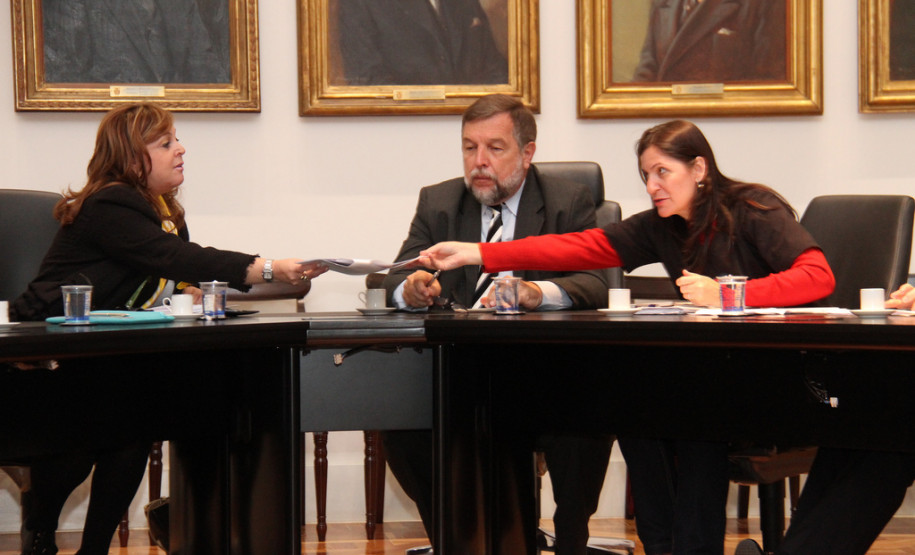 Governo e servidores vão criar novo plano de saúde do funcionalismo Grupo de trabalho formado pelo Governo do Paraná e o Fórum das Entidades Sindicais irá avançar na implantação de um novo modelo de plano de saúde para os funcionários estaduais. <br />
<br />
Veja mais fotos em: <a href=" http://www.flickr.com/photos/flavioarns/sets/72157633319770098/" target="_blank"> http://www.flickr.com/photos/flavioarns/</a>