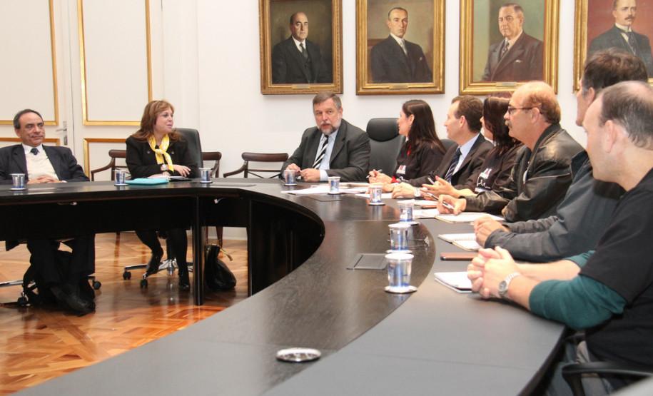 Governo e servidores vão criar novo plano de saúde do funcionalismo Grupo de trabalho formado pelo Governo do Paraná e o Fórum das Entidades Sindicais irá avançar na implantação de um novo modelo de plano de saúde para os funcionários estaduais. <br />
<br />
Veja mais fotos em: <a href=" http://www.flickr.com/photos/flavioarns/sets/72157633319770098/" target="_blank"> http://www.flickr.com/photos/flavioarns/</a>