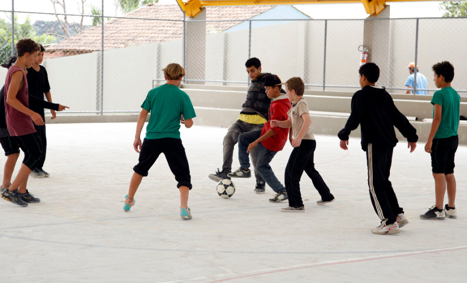 Campo Largo - 24-04-13 - Escola Estadual Geraldina da Mota, alunos na nova escola.