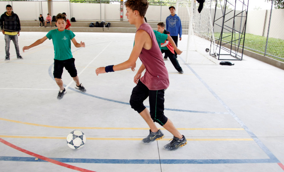 Campo Largo - 24-04-13 - Escola Estadual Geraldina da Mota, alunos na nova escola.