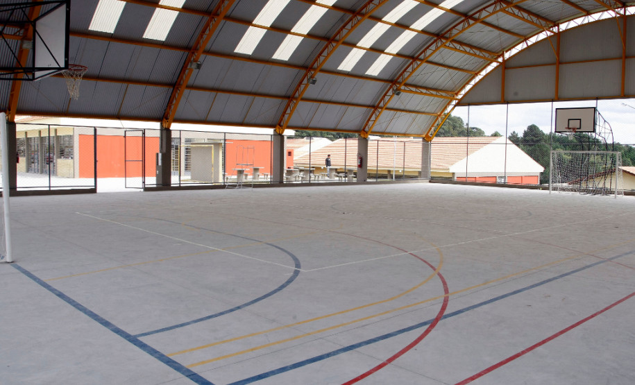 Campo Largo - 24-04-13 - Escola Estadual Geraldina da Mota, alunos na nova escola.