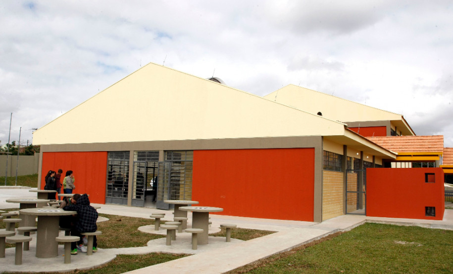 Campo Largo - 24-04-13 - Escola Estadual Geraldina da Mota, alunos na nova escola.