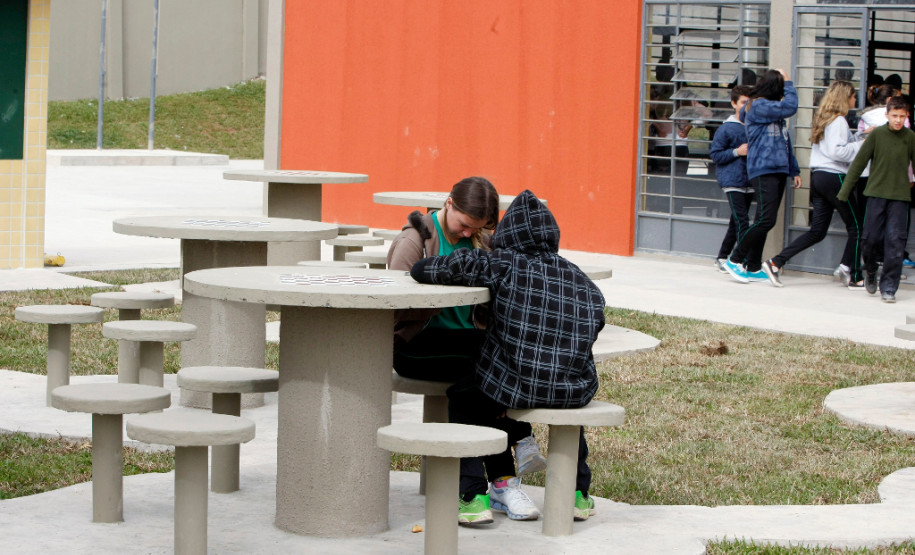Campo Largo - 24-04-13 - Escola Estadual Geraldina da Mota, alunos na nova escola.