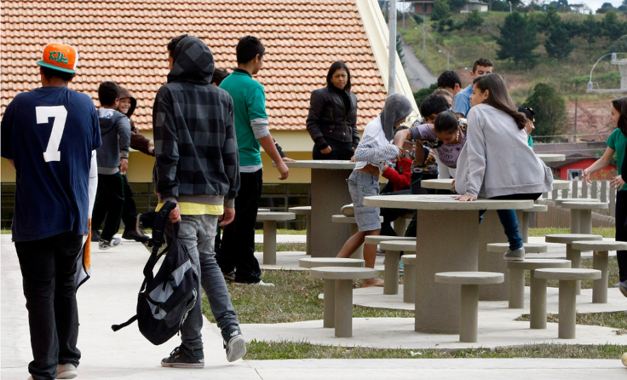 Campo Largo - 24-04-13 - Escola Estadual Geraldina da Mota, alunos na nova escola.