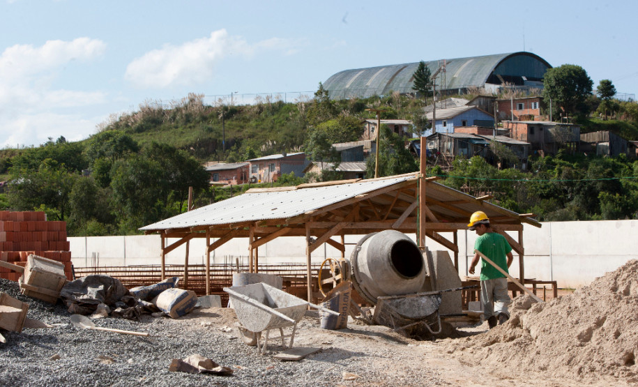 Somente em 2013 o governo está investido R$ 500 milhões em infraestrutura. São construções, reformas, ampliações de unidades e implantações de quadras esportivas nas escolas da rede estadual.