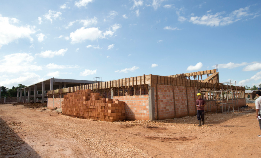 Somente em 2013 o governo está investido R$ 500 milhões em infraestrutura. São construções, reformas, ampliações de unidades e implantações de quadras esportivas nas escolas da rede estadual.