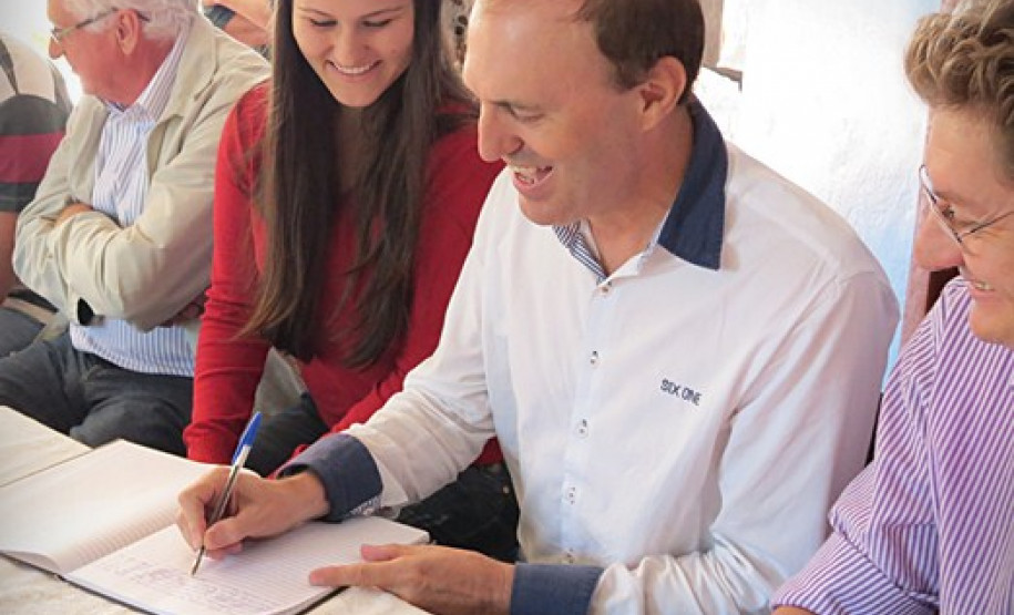 A direção do colégio organizou com o Núcleo Regional de Educação de Cascavel um evento para marcar o início das obras.