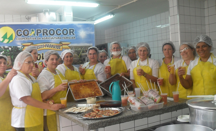 Cooperativa oferece curso gratuito a merendeiras de 60 escolas estaduais, sobre o uso de polpa de frutas em receitas de tortas, bolos e outros alimentos.