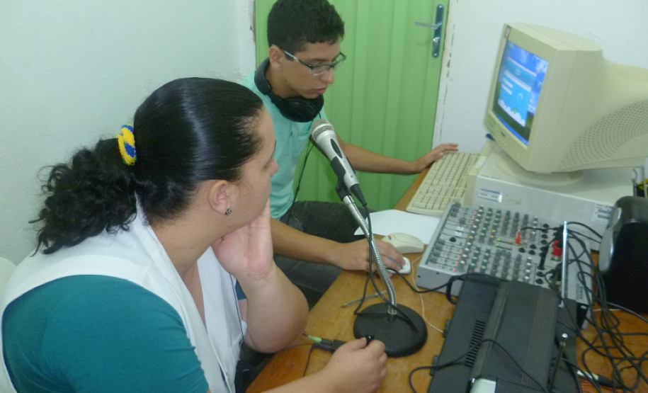 Rádio começou interna, mas passou a enviar informações sobre a escola para a comunidade através de parceria com rádio comunitária.