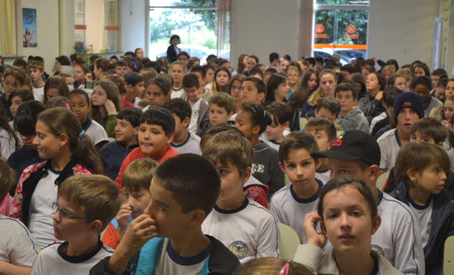 Estudantes da Sala de Recursos desenvolveram atividades dentro da escola para ajudar na prevenção e no combate ao mosquito transmissor da doença.