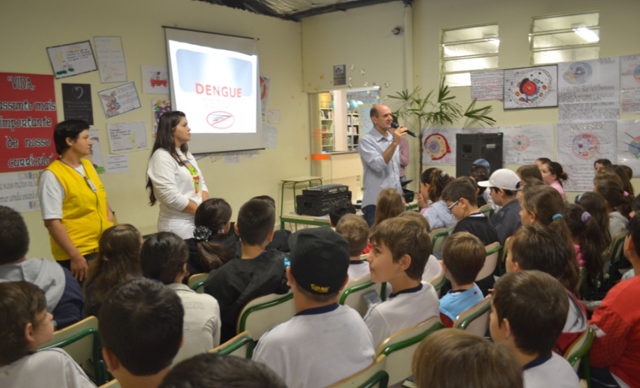Estudantes da Sala de Recursos desenvolveram atividades dentro da escola para ajudar na prevenção e no combate ao mosquito transmissor da doença.