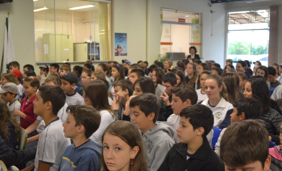 Estudantes da Sala de Recursos desenvolveram atividades dentro da escola para ajudar na prevenção e no combate ao mosquito transmissor da doença.