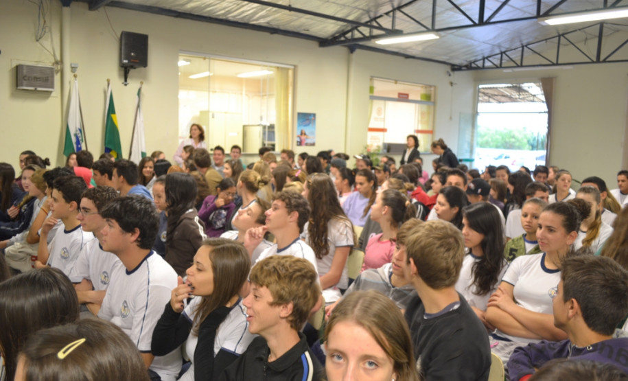 Estudantes da Sala de Recursos desenvolveram atividades dentro da escola para ajudar na prevenção e no combate ao mosquito transmissor da doença.