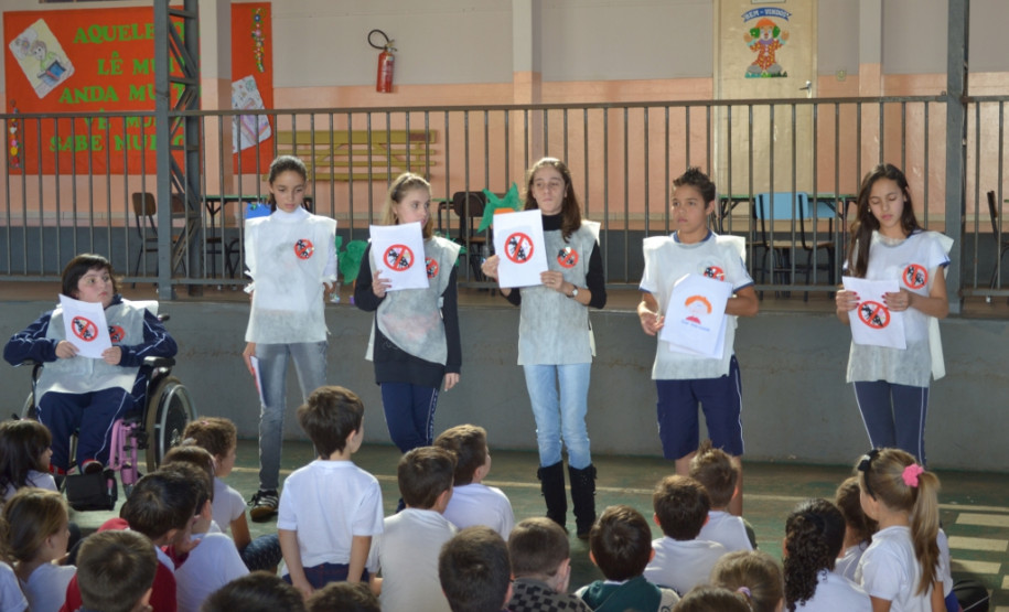 Estudantes da Sala de Recursos desenvolveram atividades dentro da escola para ajudar na prevenção e no combate ao mosquito transmissor da doença.