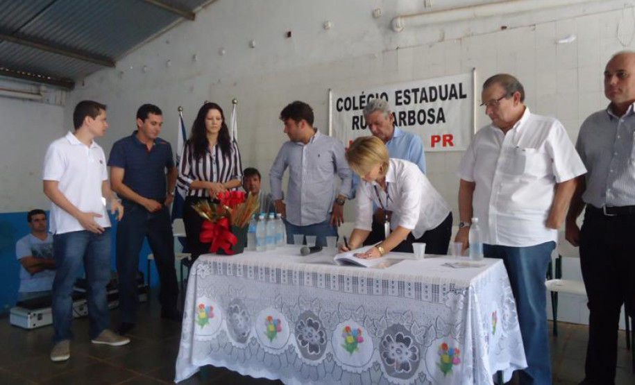 Nesta sexta-feira (26) foi assinada a ordem de serviço para a reforma do Colégio Rui Barbosa. Obra vai melhorar a qualidade do ensino de 470 alunos.