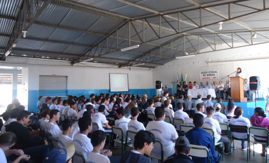 Nesta sexta-feira (26) foi assinada a ordem de serviço para a reforma do Colégio Rui Barbosa. Obra vai melhorar a qualidade do ensino de 470 alunos.