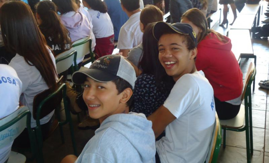 Nesta sexta-feira (26) foi assinada a ordem de serviço para a reforma do Colégio Rui Barbosa. Obra vai melhorar a qualidade do ensino de 470 alunos.