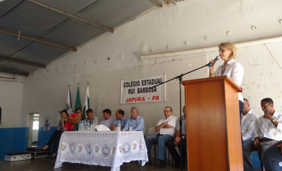 Nesta sexta-feira (26) foi assinada a ordem de serviço para a reforma do Colégio Rui Barbosa. Obra vai melhorar a qualidade do ensino de 470 alunos.