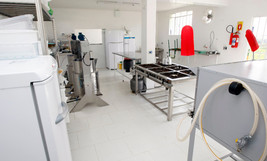 Lapa - 26-04-13 - CEEPAL - Centro Estadual de Educação Profissional Agricola da Lapa, inauguração dos prédios dormitórios dos alunos, na foto prédio de produção de alimentos.