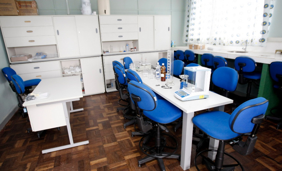 Lapa - 26-04-13 - CEEPAL - Centro Estadual de Educação Profissional Agricola da Lapa, inauguração dos prédios dormitórios dos alunos, na foto laboratório de quimica.