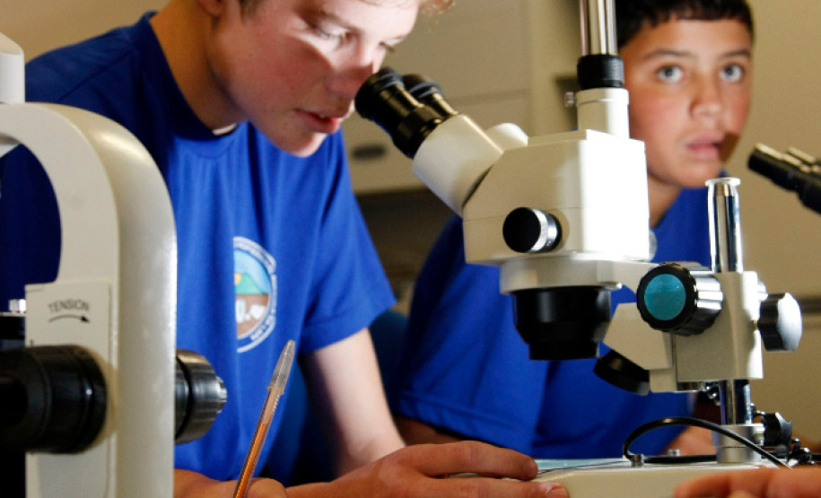Lapa - 26-04-13 - CEEPAL - Centro Estadual de Educação Profissional Agricola da Lapa, inauguração dos prédios dormitórios dos alunos, laboratorio de biologia.