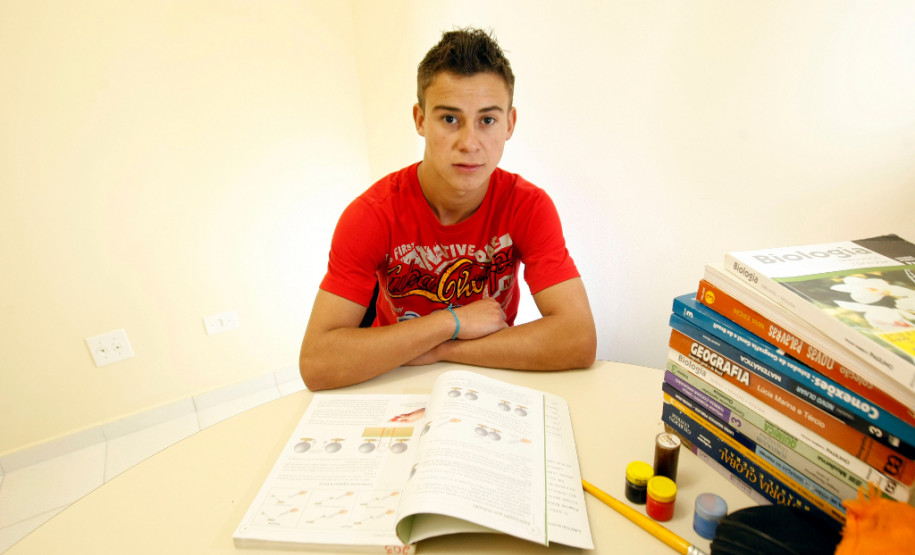 Lapa - 26-04-13 - CEEPAL - Centro Estadual de Educação Profissional Agricola da Lapa, inauguração dos prédios dormitórios dos alunos, Wanderson Mendes Soares de 18 anos no terceiro ano do ensino médio.