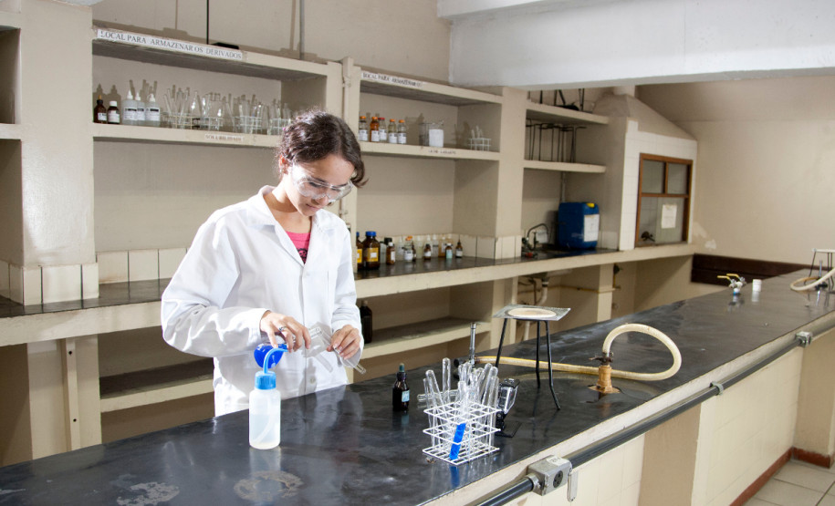 13-03-13 - CEEP - Centro Estadual Educacional Profissional, laboratórios de aula, aluna Debóra Cristina Soares de 15 anos do segundo ano de química.