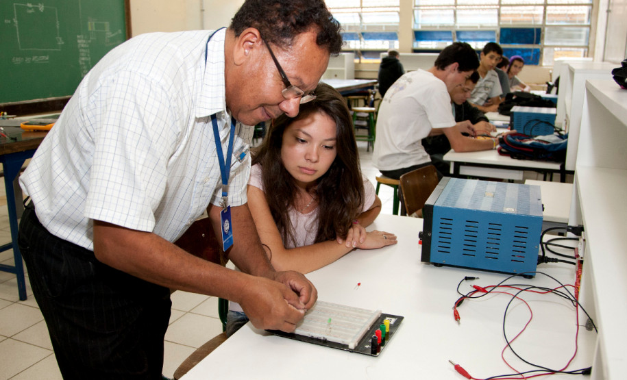 13-03-13 - CEEP - Centro Estadual Educacional Profissional, laboratórios de aula, foto de aula de eletrônica com o professor Jurandir da Silva e a aluna Flávia Govea Santos de 15 anos.