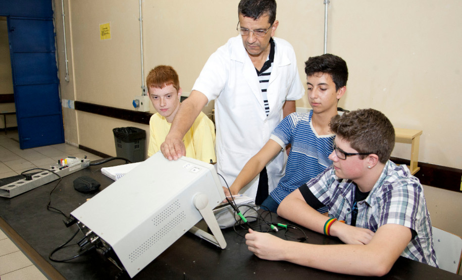 13-03-13 - CEEP - Centro Estadual Educacional Profissional, laboratórios de aula, estudantes de eletronica analógica.
