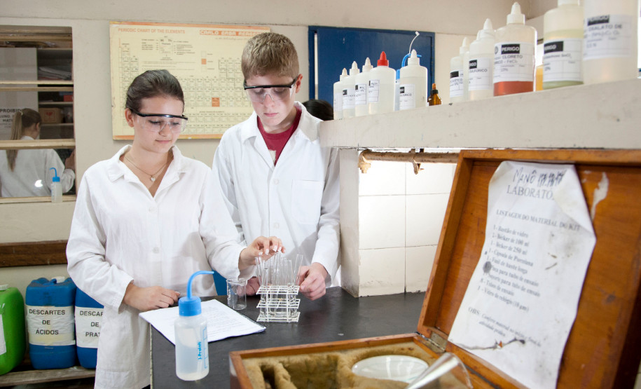 13-03-13 - CEEP - Centro Estadual Educacional Profissional, laboratórios de aula, na foto a aluna Maria Carolina de 15 anos e o aluno Alvaro Mateus Valenza de 15 anos estudantes de química analítica.