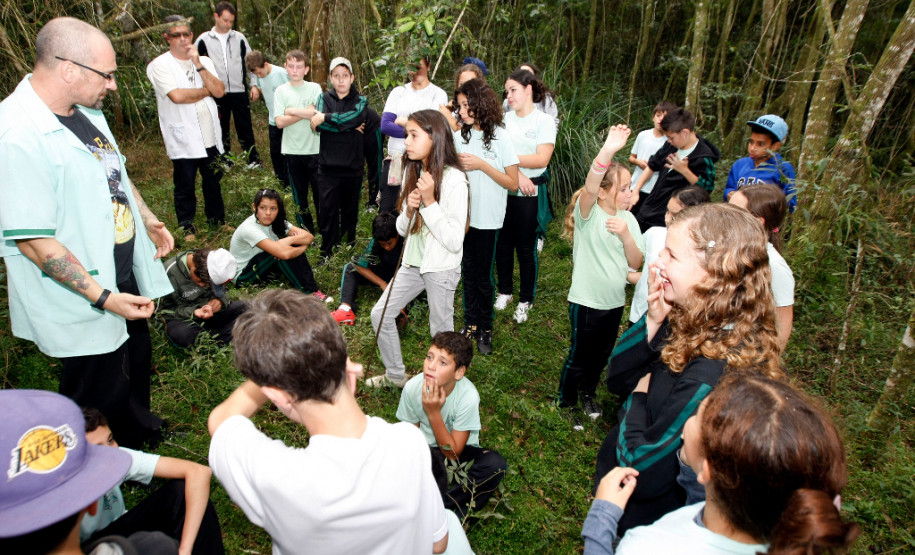 Campo Magro - 23-04-13 - Colégio Estadual Campo Magro, alunos andam pela trilha feita pelos professores no colégio.
