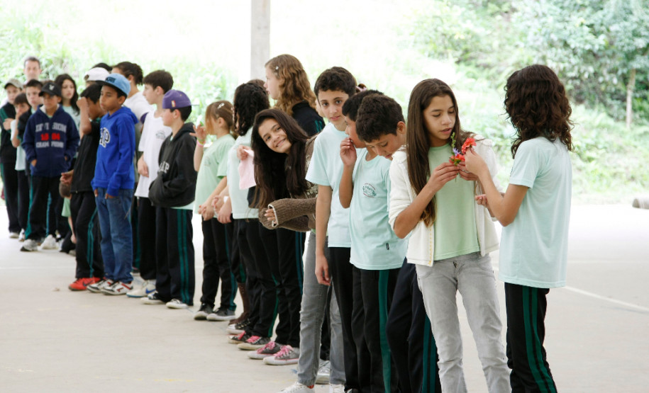 Campo Magro - 23-04-13 - Colégio Estadual Campo Magro, alunos andam pela trilha feita pelos professores no colégio.