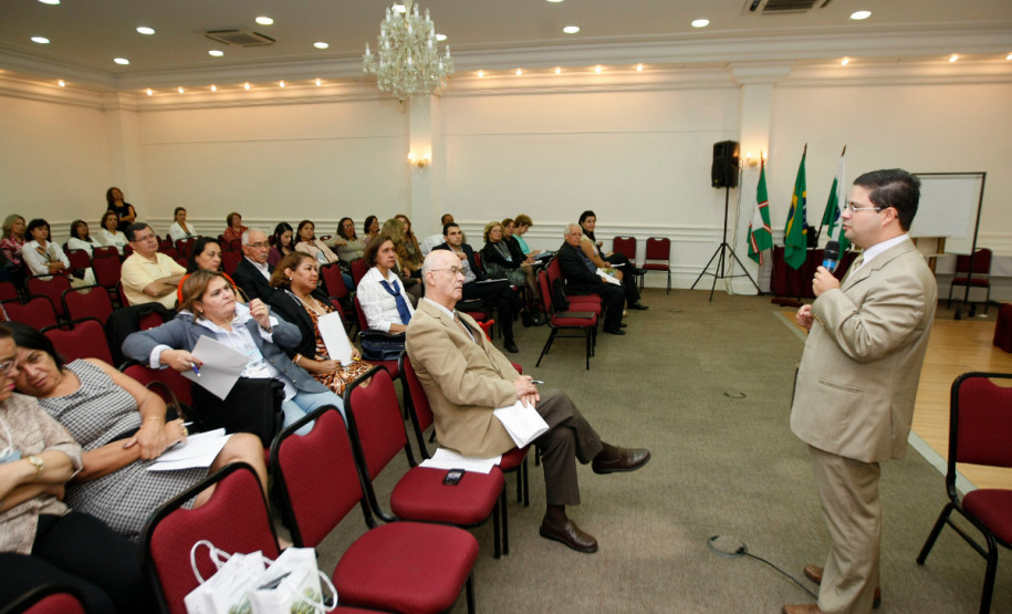 Curitiba - 02-05-13 - CODISE, Colegiado de Diretores e Secretários de Conselhos de Educação, XXVII reunião plenária, palestra de Mauricio Fernandes Pereira. Na primeira fileira, o presidente do CEE/PR, Oscar Alves.