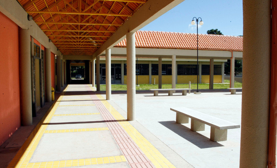 São José dos Pinhais - 25-04-13 - Escola Estadual Tarsila do Amaral inaugurada em Fevereiro. Foto: Hedeson Alves