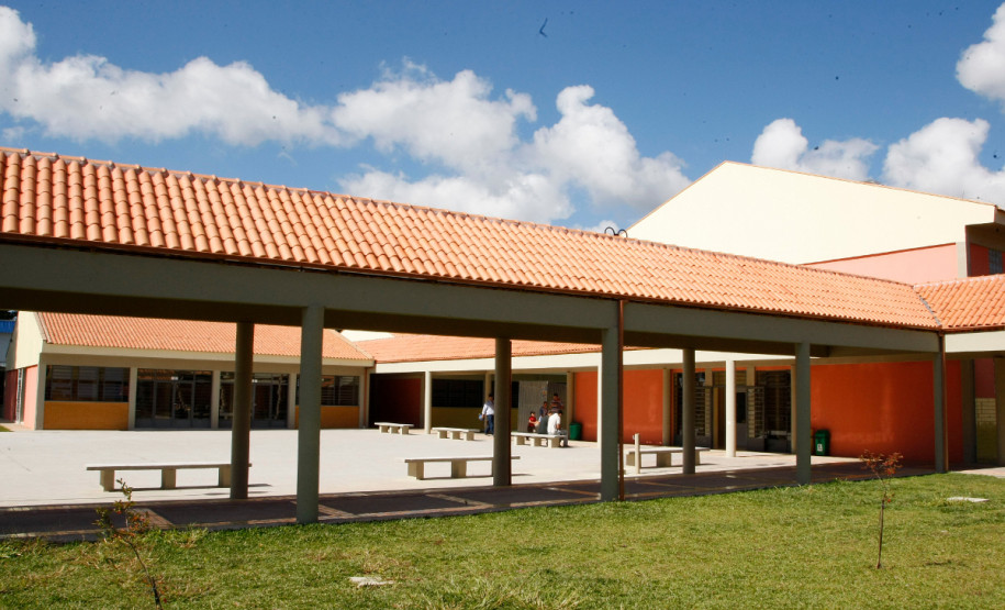 São José dos Pinhais - 25-04-13 - Escola Estadual Tarsila do Amaral inaugurada em Fevereiro. Foto: Hedeson Alves