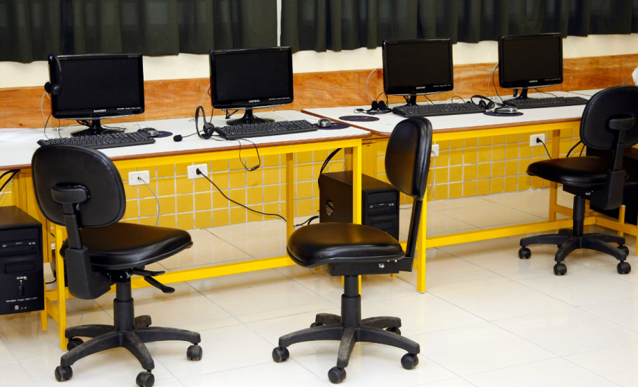 São José dos Pinhais - 25-04-13 - Escola Estadual Tarsila do Amaral inaugurada em Fevereiro. Foto: Hedeson Alves