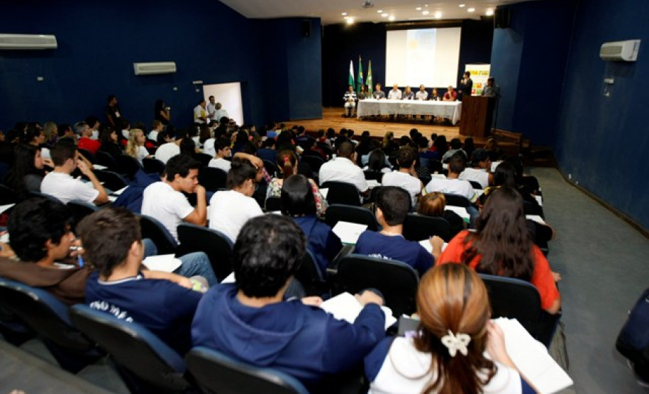 Cerca de 160 pessoas, entre professores e alunos de escolas das redes estadual e particular de ensino de municípios do Litoral participaram nessa sexta-feira (3), em Paranaguá, da 1ª Conferência Regional do Parlamento Juvenil do Mercosul do Paraná.
