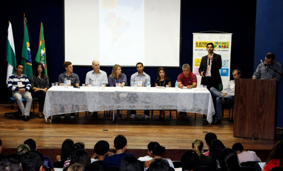 A 1ª Conferência Regional do Parlamento Juvenil do Mercosul do Paraná incentiva o protaganismo juvenil para que os participantes apontem propostas de melhorias no ensino médio e discute assuntos como participação cidadã, juventude e trabalho, direitos humanos e temas vinculados à identidade de gênero.