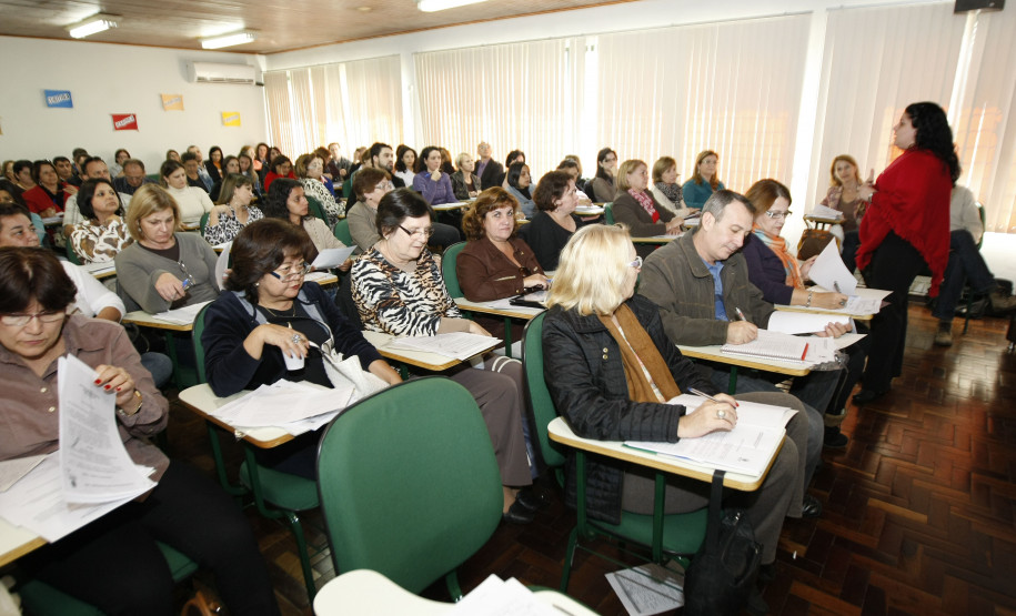 Profissionais que trabalham com o sistema prisional no Paraná estão reunidos para debater sobre legislação e uma nova proposta pedagógica específica para o atendimento das pessoas privadas de liberdade.